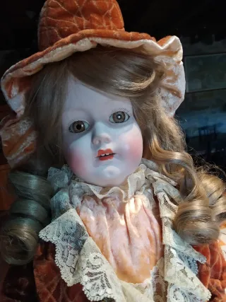 Muñeca antigua de porcelana