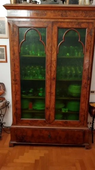 Vetrinetta in radica di ciliegio con vetri verdi