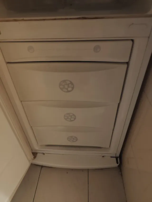 Frigorífico blanco con cajones