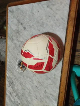 Pelota de fútbol blanca y roja