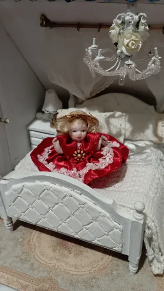 Bambolina porcellana casa delle bambole