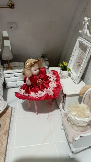 Bambolina porcellana casa delle bambole