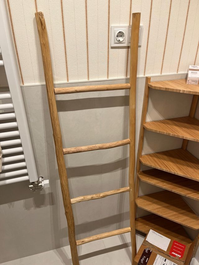 Escalera decorativa de madera natural