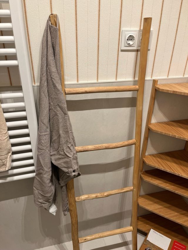 Escalera decorativa de madera natural