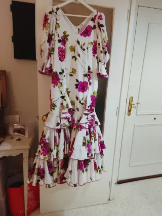 Traje de flamenca blanco con flores bugambila.