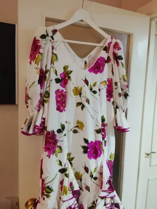 Traje de flamenca blanco con flores bugambila.