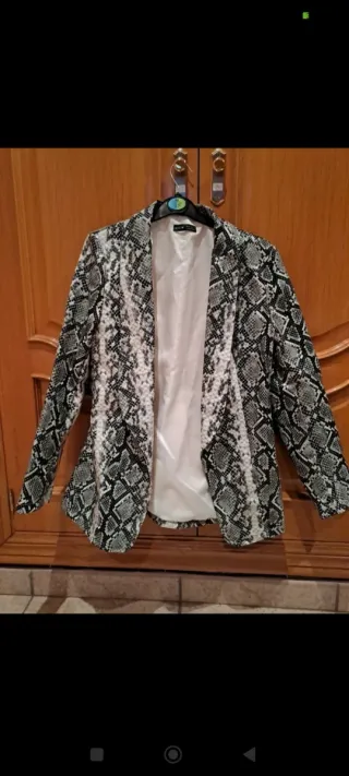 Americana con estampado de serpiente