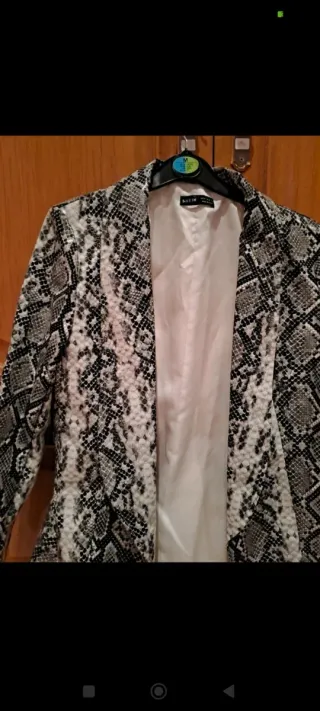 Americana con estampado de serpiente