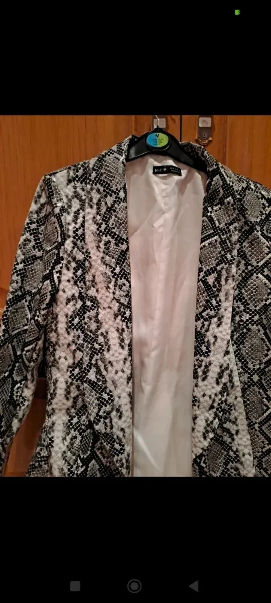 Americana con estampado de serpiente