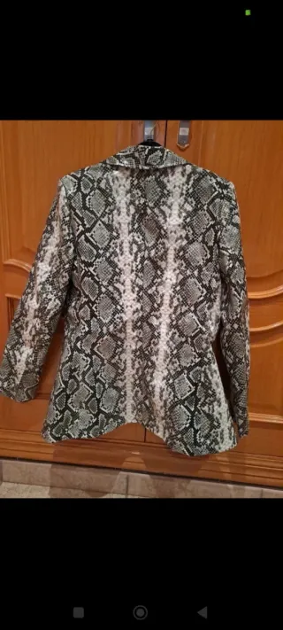 Americana con estampado de serpiente