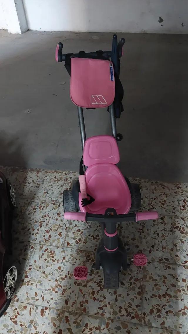 Triciclo infantil rosa com guarda-chuva