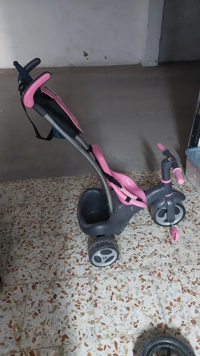 Triciclo infantil rosa com guarda-chuva