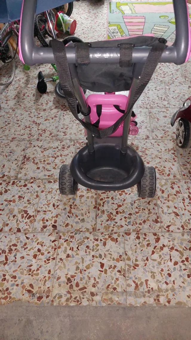 Triciclo infantil rosa com guarda-chuva