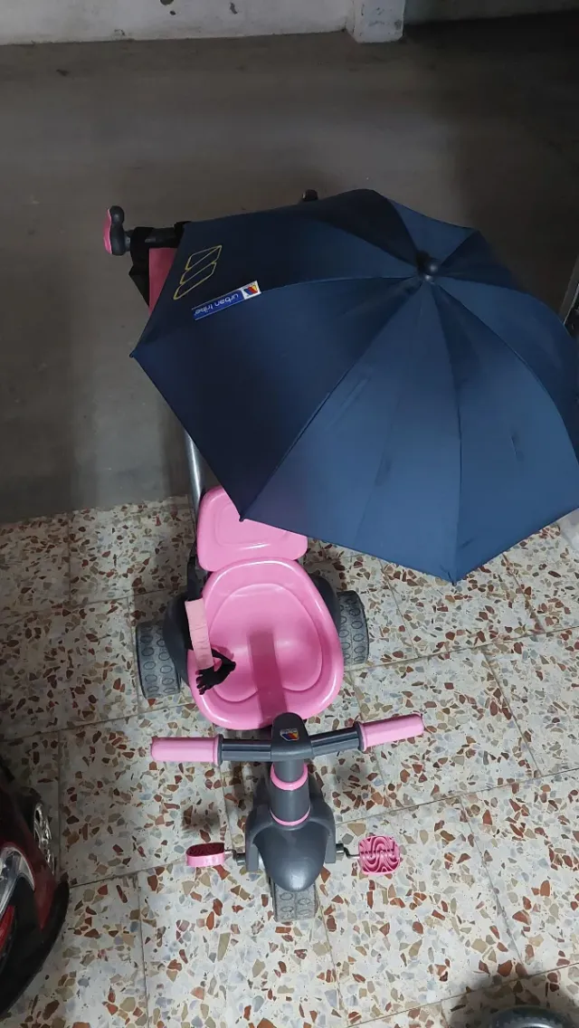 Triciclo infantil rosa com guarda-chuva