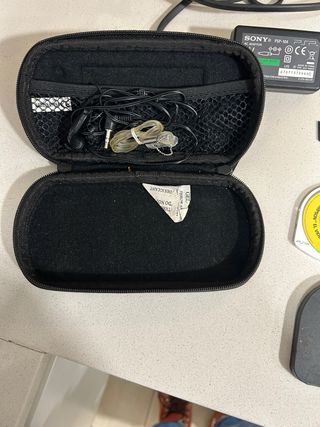 Sony PSP Negra + 4 UMDs + Accesorios