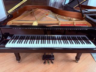 Piano de cola Kawai RX3