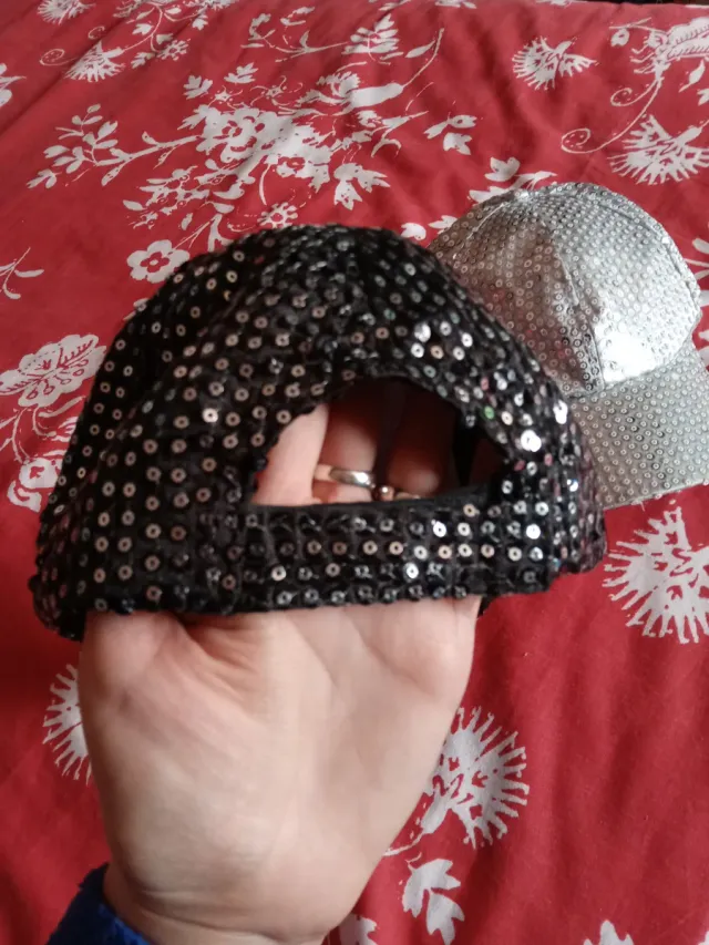 Gorras de lentejuelas plateadas y negras