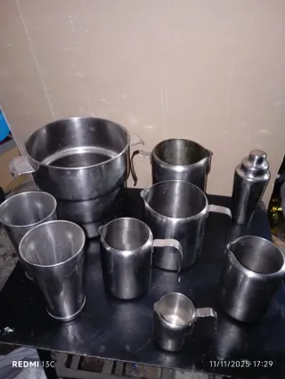 Juego de cubitera, teteras, lecheras y coctelera,