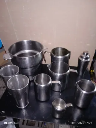 Juego de cubitera, teteras, lecheras y coctelera,