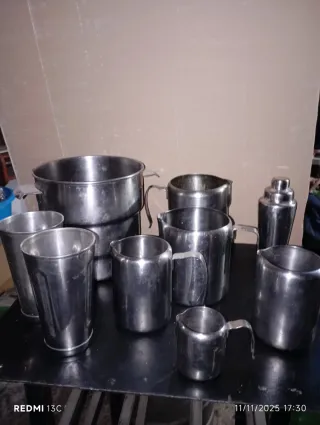 Juego de cubitera, teteras, lecheras y coctelera,