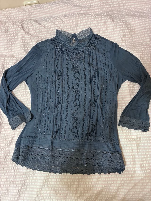 Camiseta Cortefiel azul bordada media manga