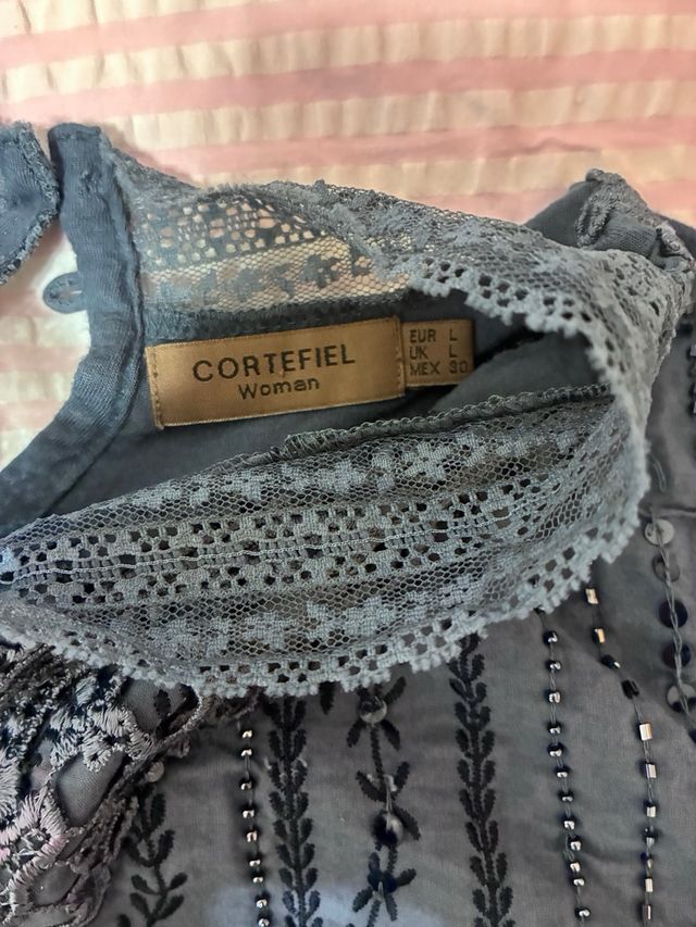 Camiseta Cortefiel azul bordada media manga