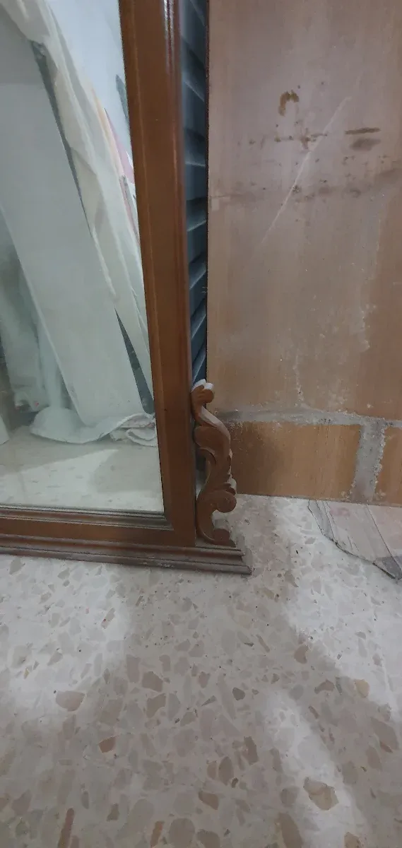 Espejo de madera con marco tallado