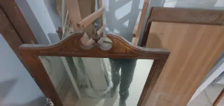 Espejo de madera con marco tallado