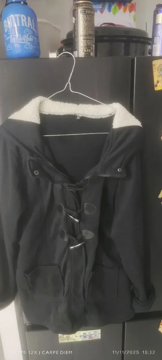 Chaqueta negra con capucha y botones