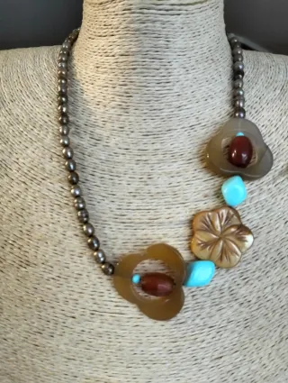 Collana perle naturali marrone con ciondoli