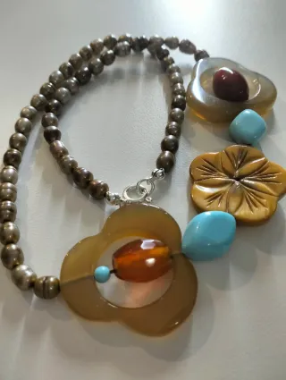 Collana perle naturali marrone con ciondoli