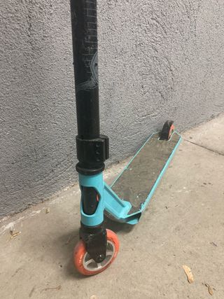 Monopattini freestyle gialli e blu