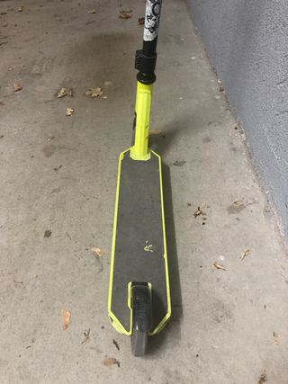 Monopattini freestyle gialli e blu