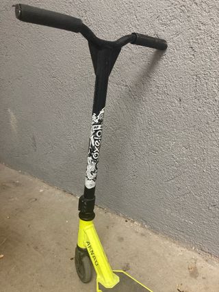 Monopattini freestyle gialli e blu