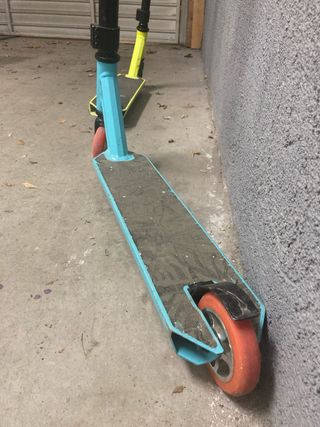 Monopattini freestyle gialli e blu