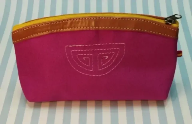 Neceser rosa con logo bordado