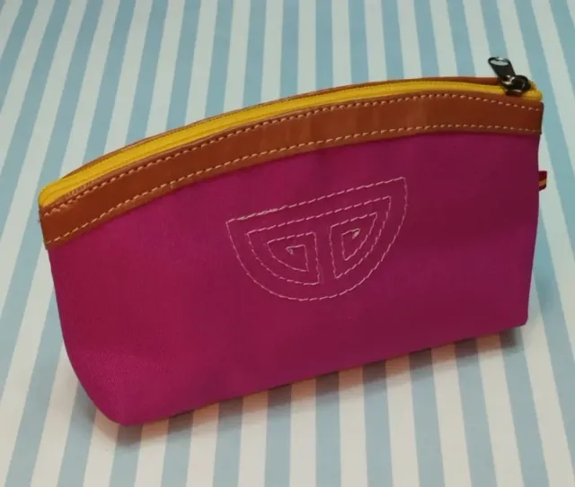Neceser rosa con logo bordado