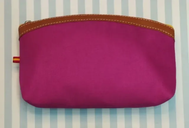 Neceser rosa con logo bordado