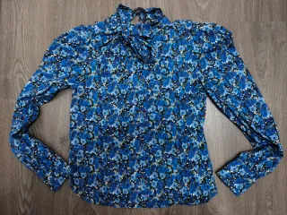 Blusa estampada flores con lazo