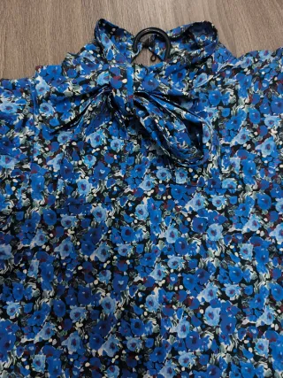 Blusa estampada flores con lazo
