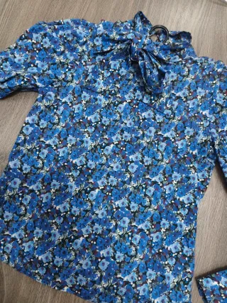 Blusa estampada flores con lazo