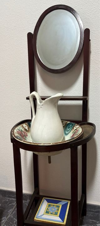 Palanganero de madera con espejo y lavabo