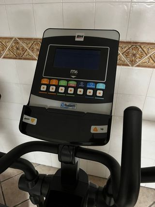 Banco de pesas con barra, mancuernas y Eliptica BH