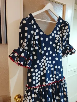 Traje de flamenca azul con lunares blancos .