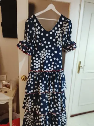 Traje de flamenca azul con lunares blancos .