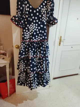 Traje de flamenca azul con lunares blancos .