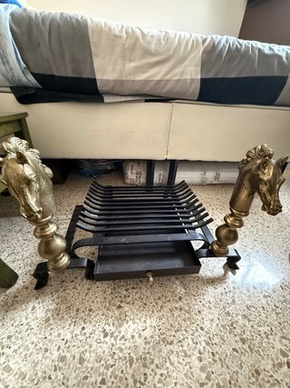 Rejilla para chimenea con adornos de caballo