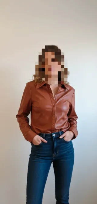 Camisa Stradivarius efecto piel