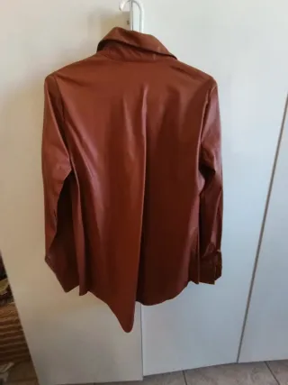 Camisa Stradivarius efecto piel