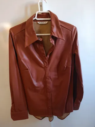 Camisa Stradivarius efecto piel